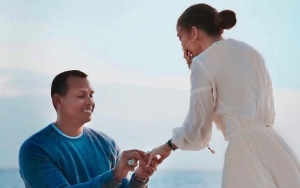Jennifer Lopez Makes Public Photos of Alex Rodriguez's Beach Proposal