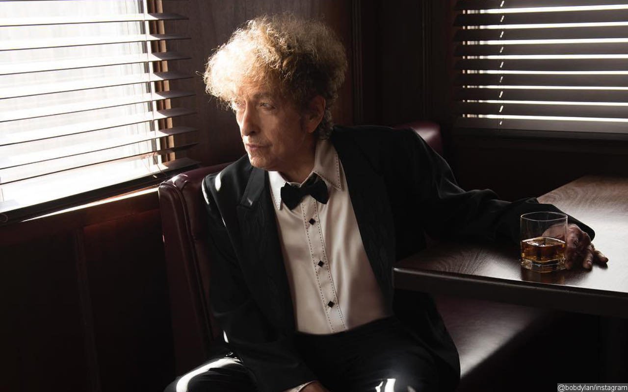 Bob Dylan Fans Offered Refunds After They Question Authenticity of 'Hand Signature' in His Book