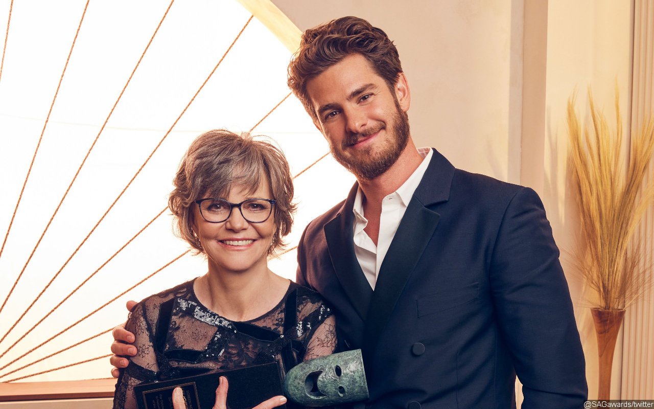 Andrew Garfield Interrupts Sally Field's SAG Award Interview to Give Her a Kiss