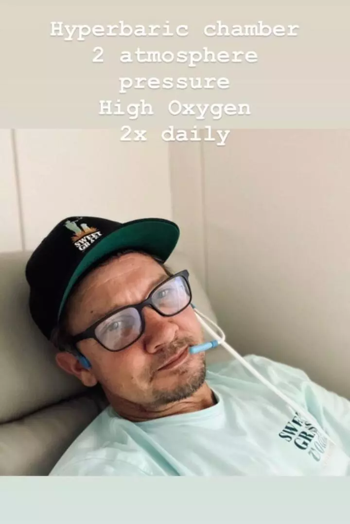 Jeremy Renner in oxygen chamber