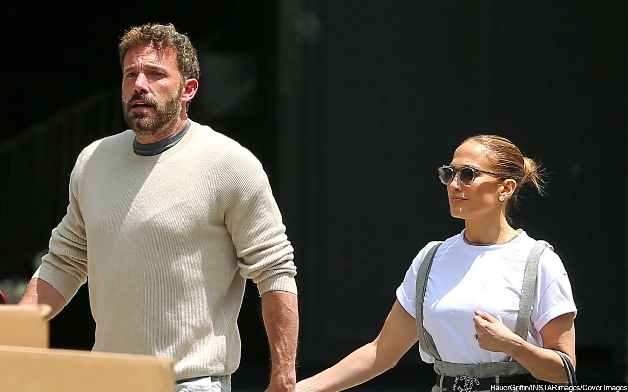 Jennifer Lopez Jokingly Wards Off Ben Affleck's Fans