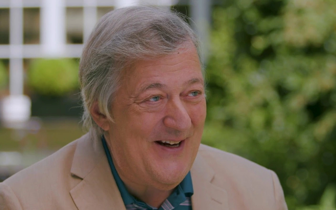 Stephen Fry Grateful to Be Able to Walk After 'Nasty' Fall From Stage