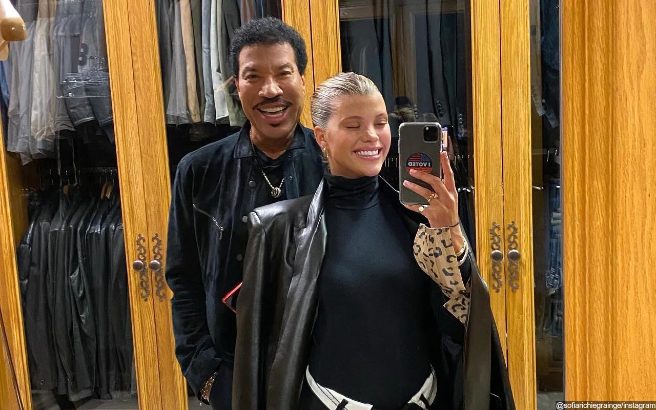 Sofia Richie Details 'Really Sweet' Pregnancy News Reaction From Dad Lionel