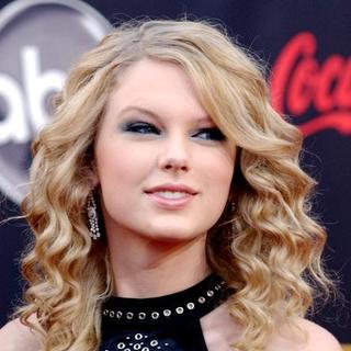 Taylor Swift in 2007 American Music Awards - Red Carpet