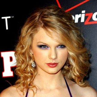 Taylor Swift in Verizon and People Honor Timbaland