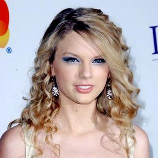 Taylor Swift in 2008 Clive Davis Pre-GRAMMY Party - Arrivals