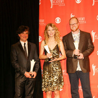 Scott Borchetta, Taylor Swift, Nathan Chapman in 44th Annual Academy Of Country Music Awards - Press Room