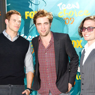 Kellan Lutz, Robert Pattinson, Jackson Rathbone in 2009 Teen Choice Awards - Arrivals