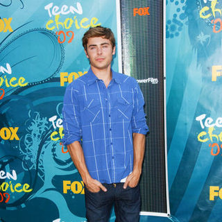 Zac Efron in 2009 Teen Choice Awards - Arrivals