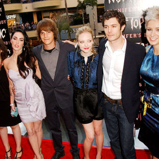 Karyn Kusama, Megan Fox, Johnny Simmons, Amanda Seyfried, Adam Brody, Diablo Cody in "Jennifer's Body" Fan Event - Arrivals