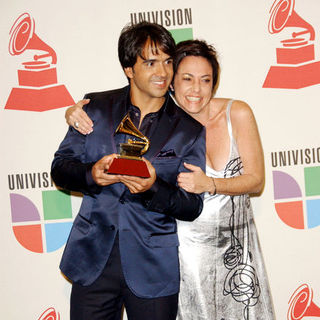 Luis Fonsi, Claudia Brant in The 10th Annual Latin GRAMMY Awards - Press Room