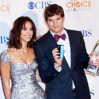 Jessica Alba, Ashton Kutcher in 36th Annual People's Choice Awards - Press Room