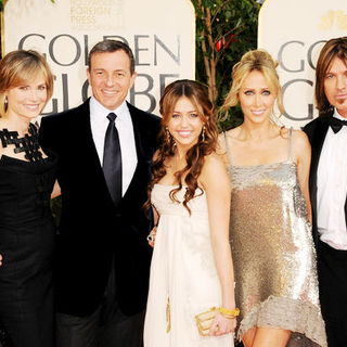Miley Cyrus, Billy Ray Cyrus, Robert Iger, Tish Cyrus in 66th Annual Golden Globes - Arrivals