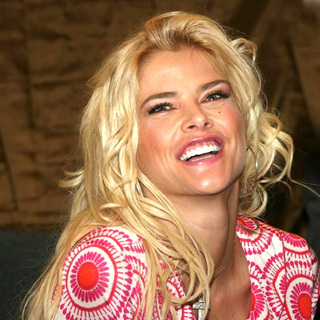 Anna Nicole Smith in Anna Nicole Smith Kicks Off The Re-launch of The National Enquirer