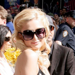 Paris Hilton in Paris Hilton Departs from The Late Show with David Letterman - 06-12-2006
