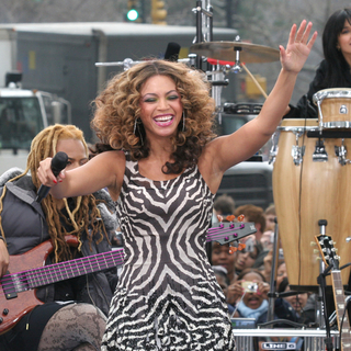 Beyonce Performs Live on CBS The Early Show to promote B'Day The Deluxe Edition