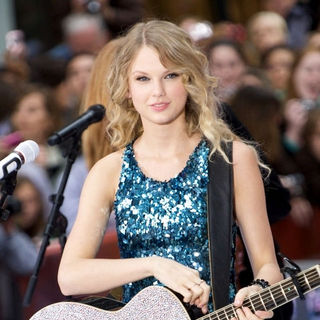 Taylor Swift in Concert on NBC's "Today Show" - May 29, 2009