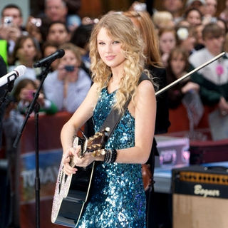 Taylor Swift in Taylor Swift in Concert on NBC's "Today Show" - May 29, 2009
