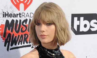 Taylor Swift Puts Snake on Holiday Cards
