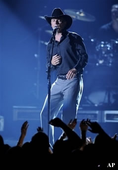 Kenny Chesney Wins the ACM Entertainer of the Year Again