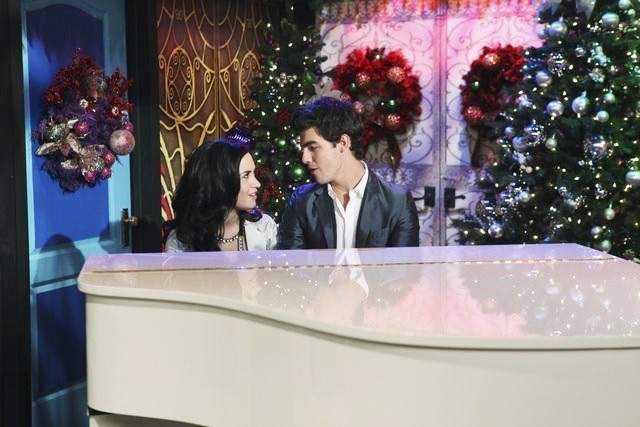 Pics of Joe Jonas Guest Starring on Demi Lovato's 'Sonny with a Chance'