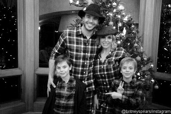 Britney Spears Takes Family Christmas Photo With Boyfriend Charlie Ebersol
