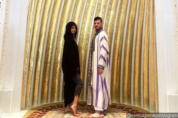 Selena Gomez Deletes Mosque Pic After Being Slammed for Showing Ankle