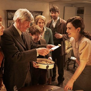 Katherine Parkinson, Tom Courtenay, Kit Connor, Penelope Wilton, Michiel Huisman and Lily James in Netflix's The Guernsey Literary and Potato Peel Pie Society (2018)
