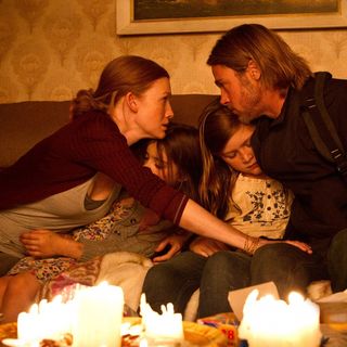 Mireille Enos, Sterling Jerins, Abigail Hargrove and Brad Pitt in Paramount Pictures' World War Z (2013)