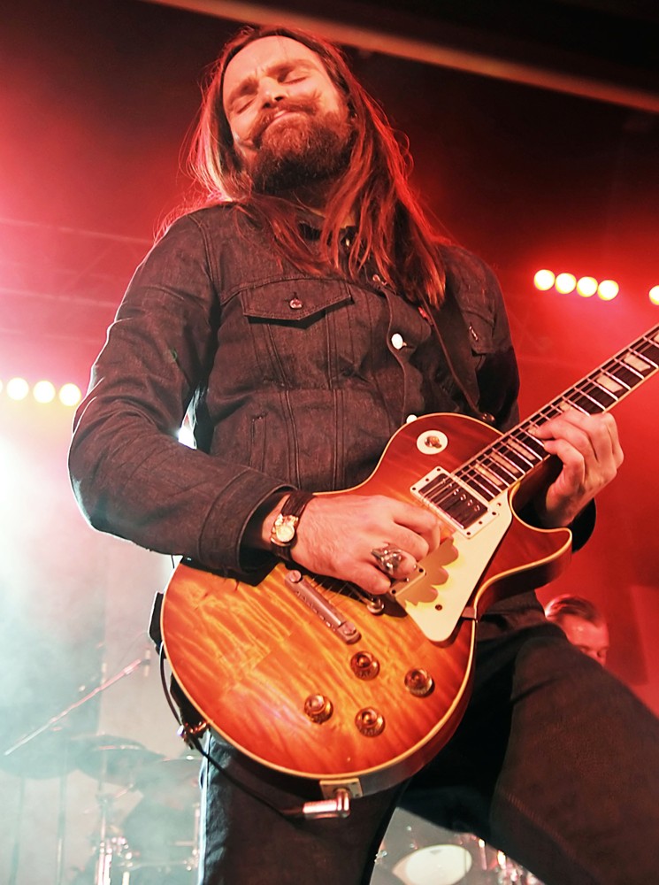 chris traynor Picture 4 - Bush Performing on Stage