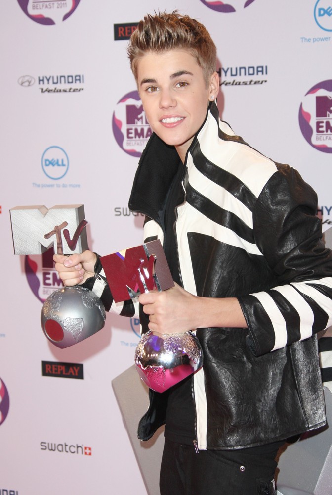 http://www.aceshowbiz.com/images/wennpic/justin-bieber-mtv-europe-music-awards-2011-press-room-01.jpg