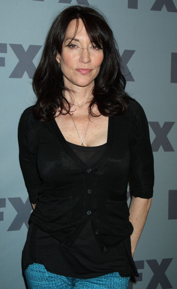 Glee Casts Sons Of Anarchy Star Katey Sagal As Arties Mom 0100