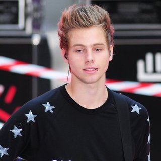 5SOS Luke Hemmings Shares Naked Rehearsal Photo