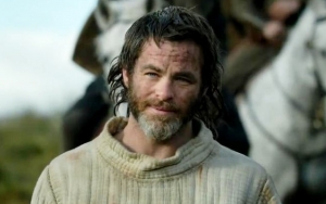 Chris Pine Calls Out Critics for Double Standards Over His Nude Scene in 'Outlaw King'