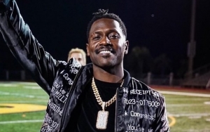 Antonio Brown Trolled for Flexing His Muscles on Instagram