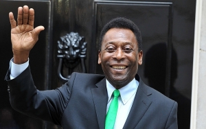Soccer Icon Pele Remains in Hospital After Colon Tumor Surgery