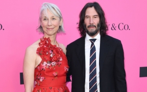  Keanu Reeves and Girlfriend Alexandra Grant Get Affectionate on Rare Public Appearance
