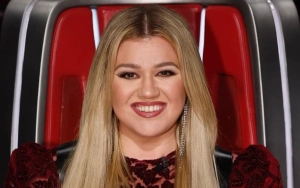 Kelly Clarkson Races Off Stage in Panic Due to Wardrobe Malfunction