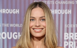 Pregnant Margot Robbie Surprises Fans With Free Drinks at The Ivy