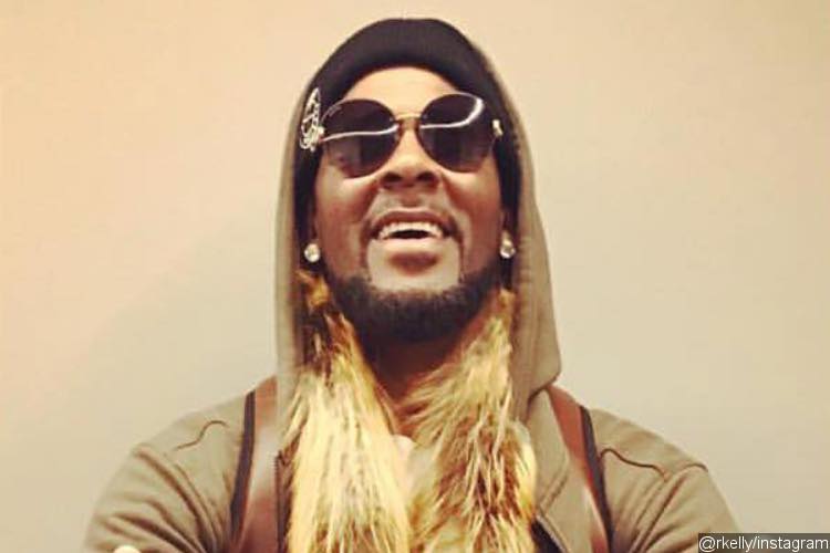 Video: R. Kelly Helps Fans Announce Pregnancy News During Impromptu Meeting