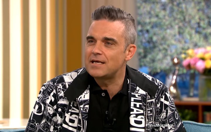 Robbie Williams 'Can't Trust' Himself After Flipping the Bird at World Cup Ceremony