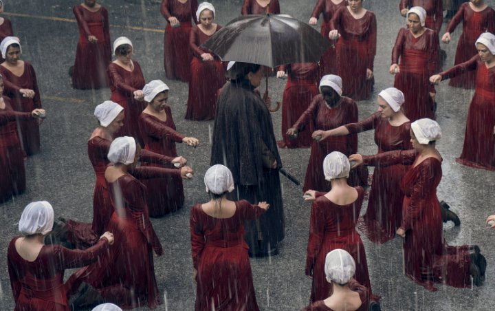 'The Handmaid's Tale' Producer Says This Character Will Return in Season 3 After Tragic Fate