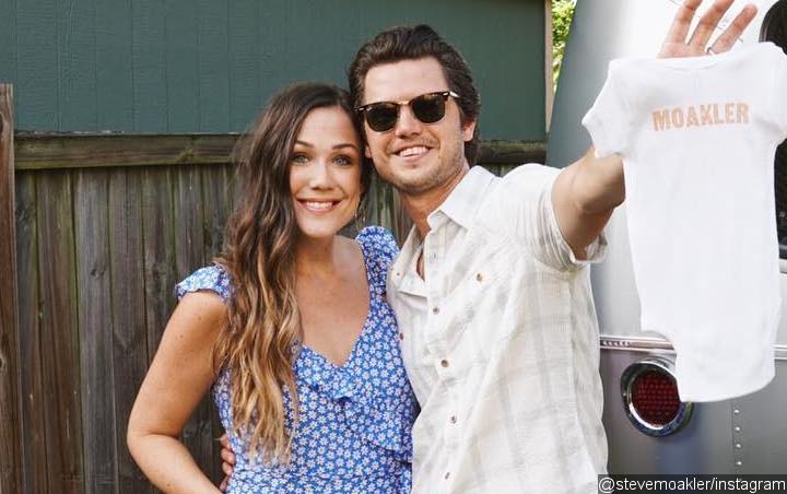 Singer Steve Moakler and Wife Are Expecting