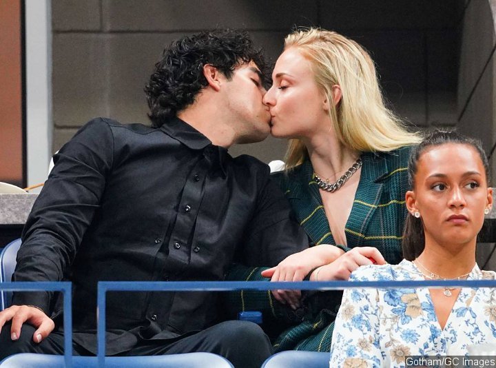 Joe Jonas and Sophie Turner kiss at the 2018 Tennis U.S. Open