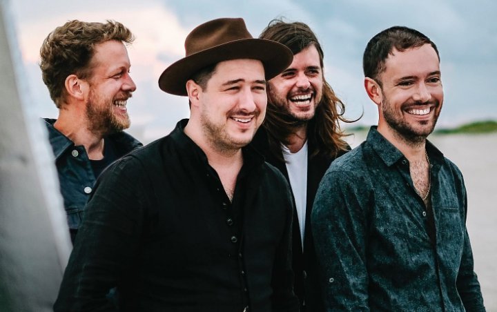  Mumford and Sons Turns 'Guiding Light' Video Filming Into Surprise Concert