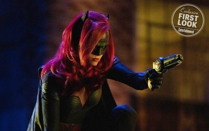 Batwoman Flaunts Bat Toys in New Official Image of Arrowverse Crossover