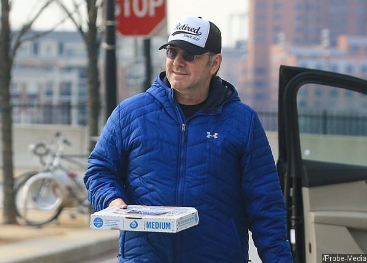 Kevin Spacey Treats Paparazzi to Free Pizza