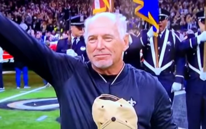 Jimmy Buffett Gets Mixed Reactions After Ending National Anthem Rendition With Mic Drop