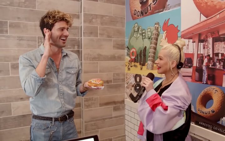 Watch: Christina Aguilera Improvises Hit Songs to Prank Doughnut Store's Customers