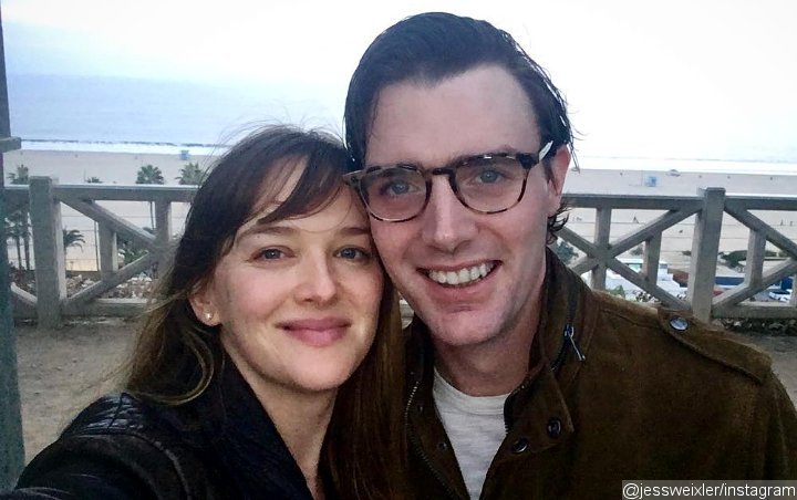 Jess Weixler Shares First Look at Baby Girl